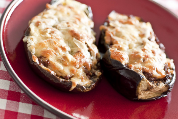 Como fazer berinjela recheada com carne moída?