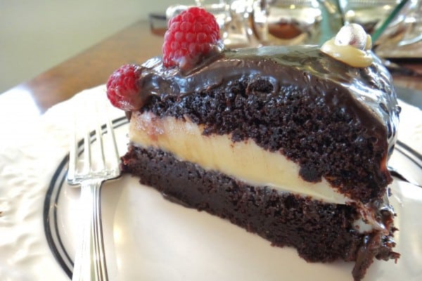 Como Fazer Bolo de Chocolate Úmido com Recheio de Brigadeiro Branco